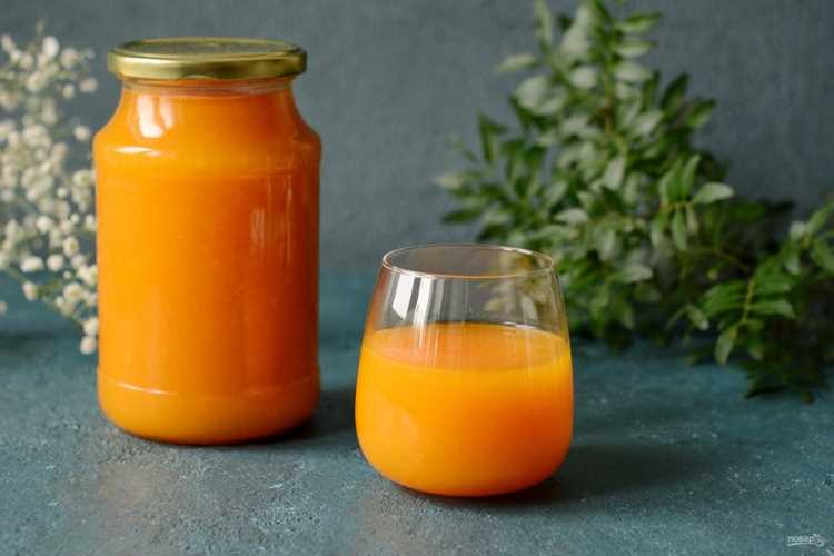 Процесс отжима сока из тыквы и апельсинов